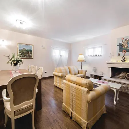 Five Bedroom Holiday In Metković