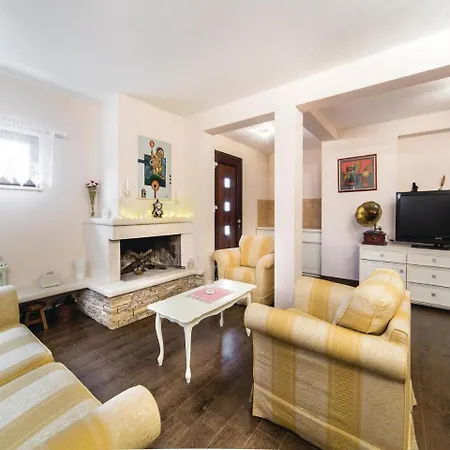 Five Bedroom Holiday In Metković