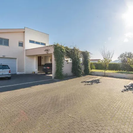 Five Bedroom Holiday In Metković
