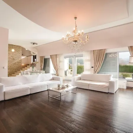 Five Bedroom Holiday In Metković