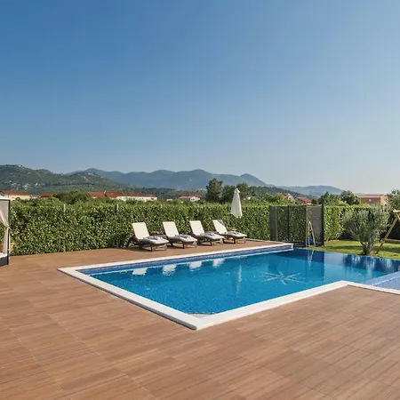 Five Bedroom Holiday In Nyaraló