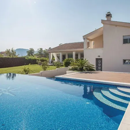 Five Bedroom Holiday In Nyaraló Metković