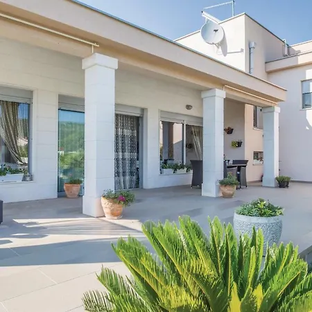 Five Bedroom Holiday In Metković