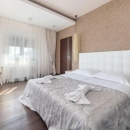 Five Bedroom Holiday In Metković