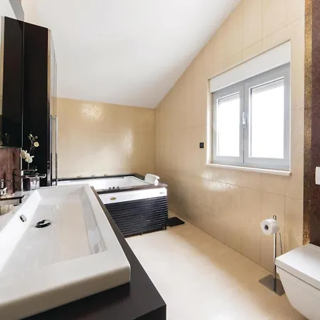 بيت للعطل Five Bedroom Holiday In