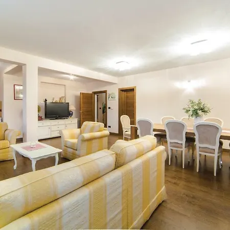 بيت للعطل Five Bedroom Holiday In Metković