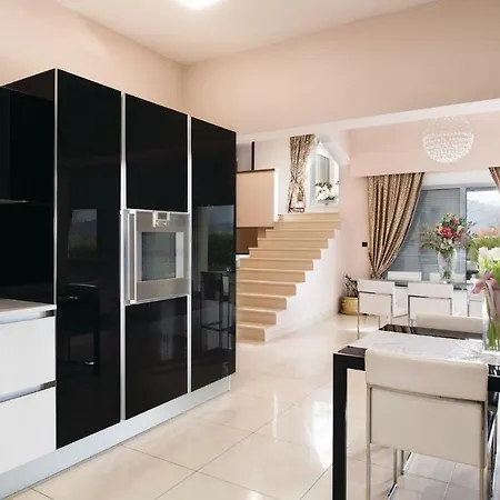 بيت للعطل Five Bedroom Holiday In Metković