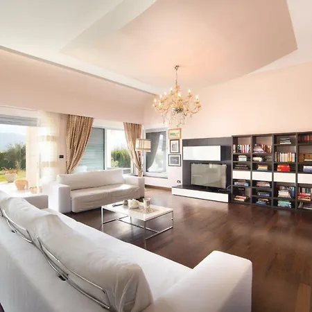 Five Bedroom Holiday In