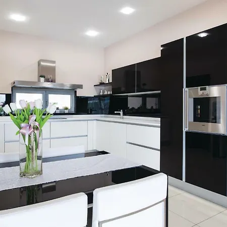 Five Bedroom Holiday In * Metković
