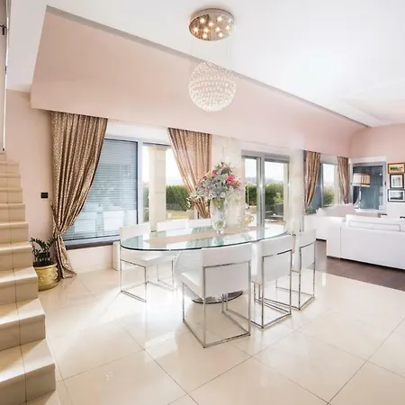 بيت للعطل Five Bedroom Holiday In *