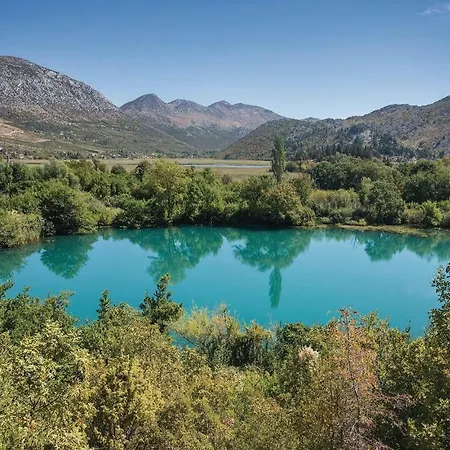 بيت للعطل Five Bedroom Holiday In Metković
