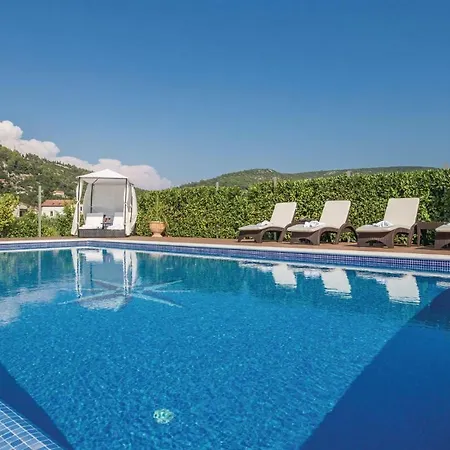 Five Bedroom Holiday In Metković