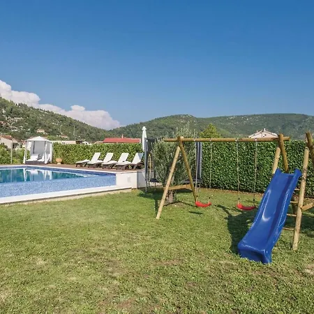 Five Bedroom Holiday In *