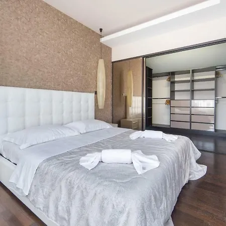 بيت للعطل Five Bedroom Holiday In