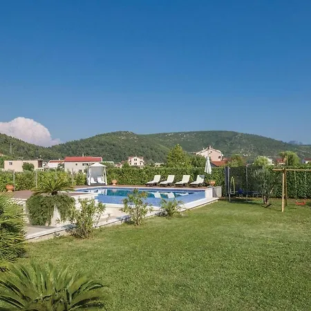 بيت للعطل Five Bedroom Holiday In
