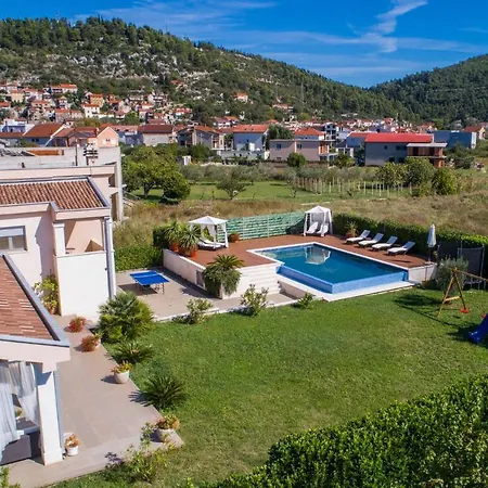 Five Bedroom Holiday In بيت للعطل